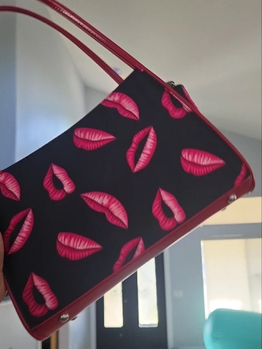 Black & Pink Lip-Print Shoulder Bag